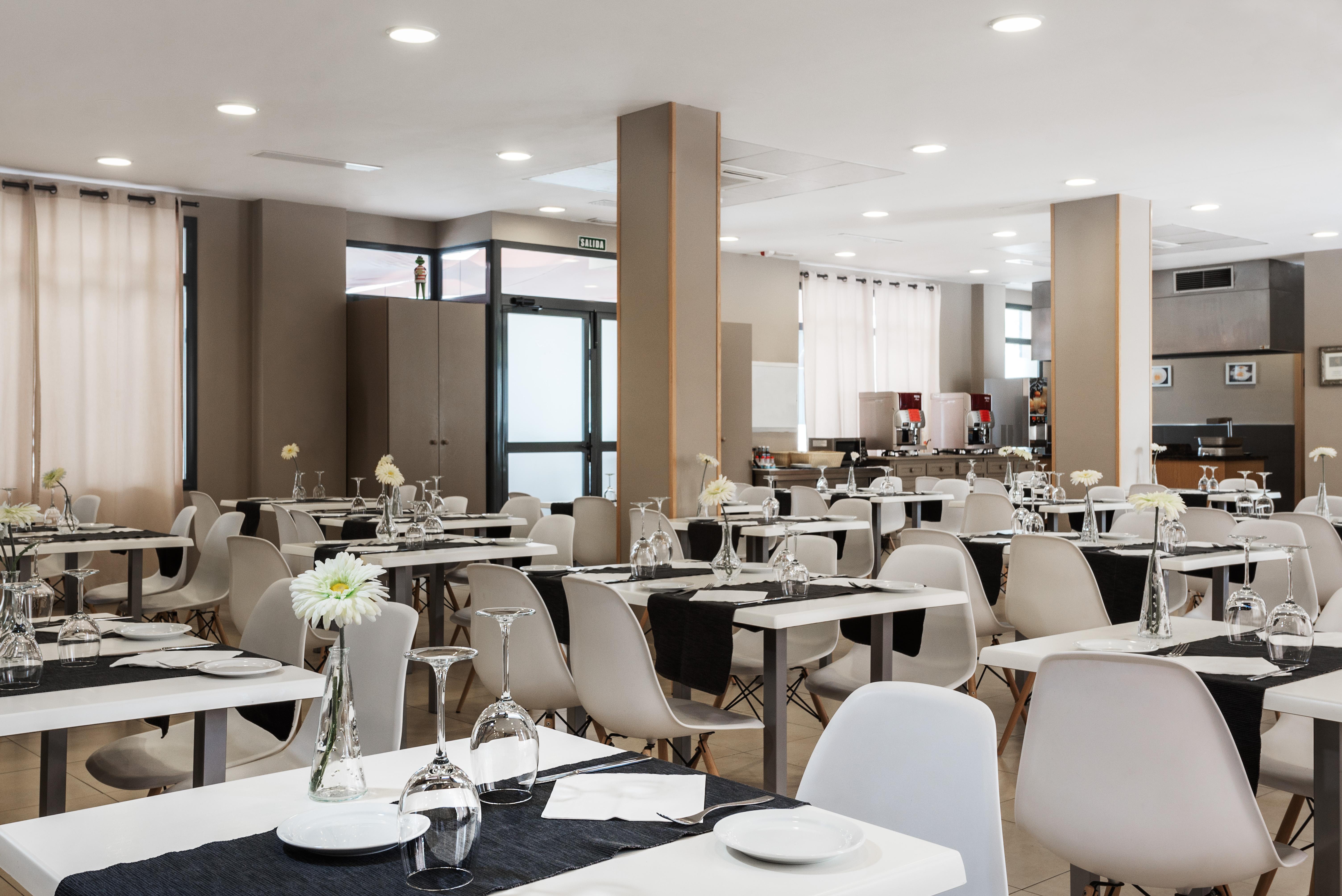 Hotel Mainare Playa Фуeнхирола Екстериор снимка