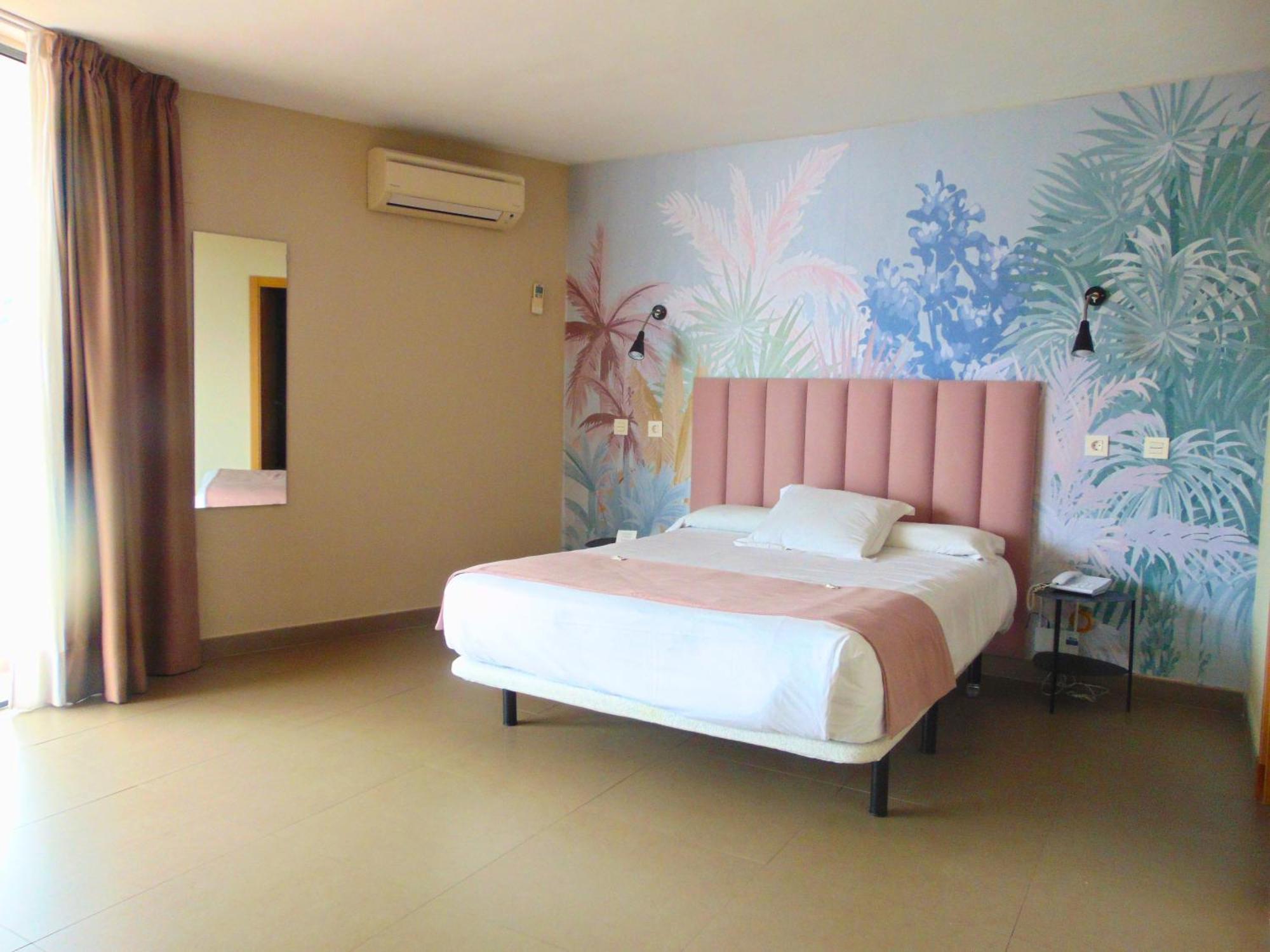Hotel Mainare Playa Фуeнхирола Екстериор снимка