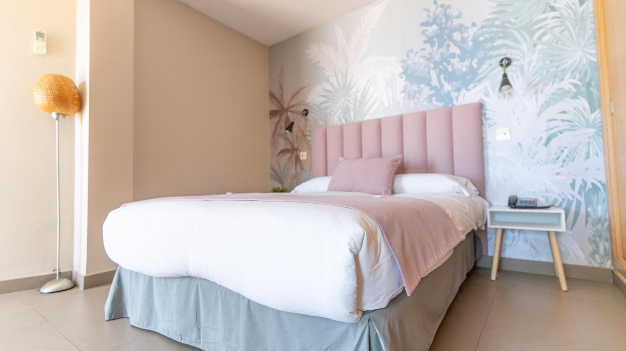 Hotel Mainare Playa Фуeнхирола Екстериор снимка